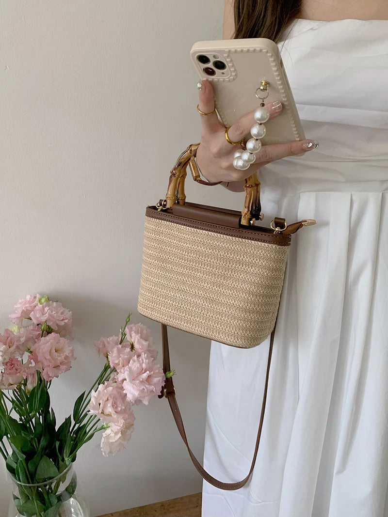 Sac Seau en Paille Tressée – Anse en Bois | Sélène & Co