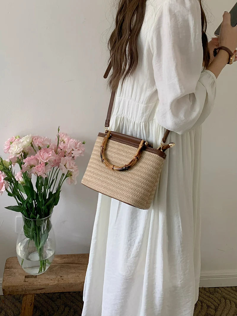 Sac Seau en Paille Tressée – Anse en Bois | Sélène & Co